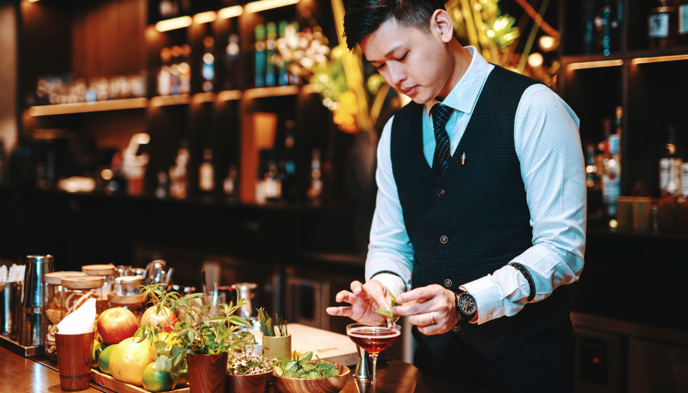 Gin Sushi Bar — Barkeeper bei der Arbeit
